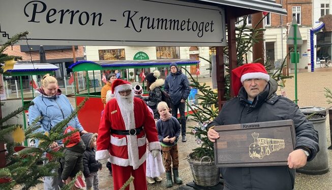 Peter havde lavet en flot julegave til Krumme Julemand. Foto Palle W. Nielsen