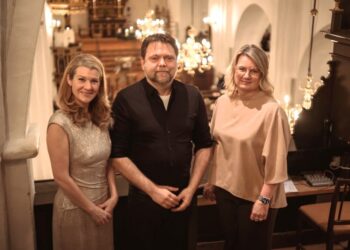 Sopran Louise Fribo, guitarist Per Worm og Mai-Britt Beith “fanget” i kirken til lydprøve umiddelbart inden koncerten den 13. december. Foto: Aage Møller-Pedersen.