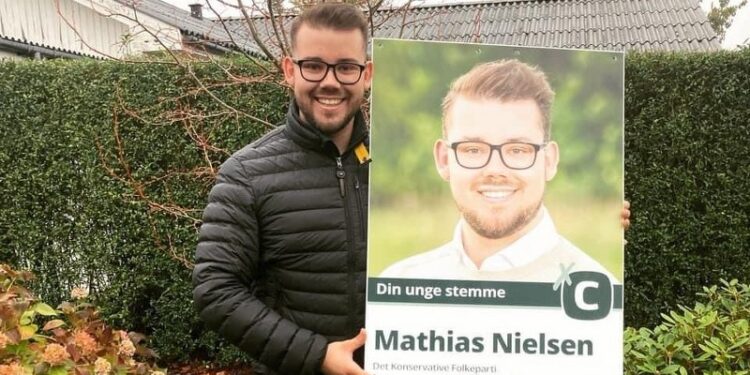 Mathias Holger Nielsen med en plakat fra KV21. Foto: Privat.