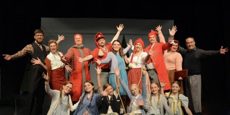 Nissebanden på scenen hos Vendelbohus. Foto: Hanne Hvidegaard.