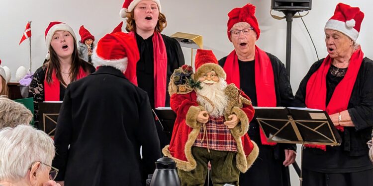 Soldalgruppen sørgede for julehygge på Soldalhus med Vendelbo Syngepigerne.