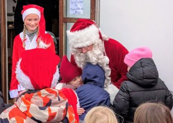 Krista var blandt de mange børn, der fik en krammer af julemanden.