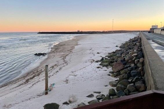 Pelles Strand med udsigt til den yderste mole for enden af Vestmolevej. Foto: Nordsøen Forskerpark.