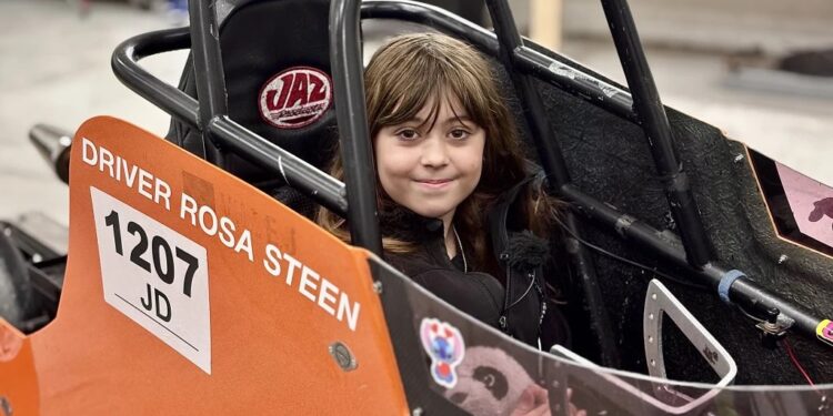 Rosa Steen skal selv styre speeder og bremse, når hun kører bilen.
Foto: Caroline Hyldig Larsen / TV2 Nord.