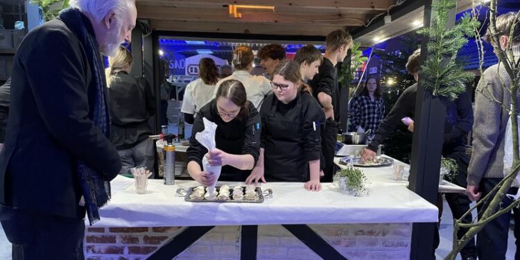 Direktør A. Neil Jacobsen inspicerer Skills City hos EUC Nord.
