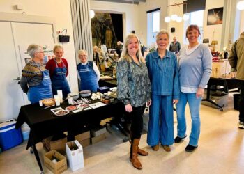 Hirtshals Turismes formand Sarah Routledge sammen med turistchef Laila Zielke og bestyrelsesmedlem  Sylvia Berglund ved julemarkedet i Den Svenske Sømandskirke. Foto: NIels Skipper.