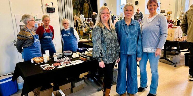 Hirtshals Turismes formand Sarah Routledge sammen med turistchef Laila Zielke og bestyrelsesmedlem  Sylvia Berglund ved julemarkedet i Den Svenske Sømandskirke. Foto: NIels Skipper.