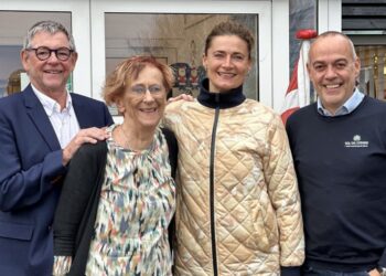 Bestyrelsen bestående af formand Jens Stadum, stifter af fonden, Margit Andersen, bestyrelsesmedlem Sisse Fisker og administrerende direktør for Sol og Strand Feriehusudlejning A/S, Per Dam Jensen. Foto: Sol og Strand.