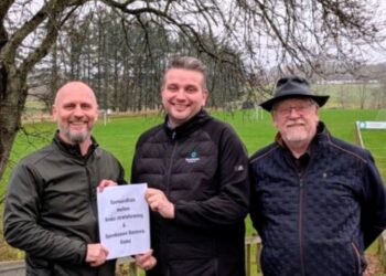 Afdelingsdirektør Mads Nielsen er flankeret af formand for SIF Martin Jørgensen og kasserer Claus Ringberg.