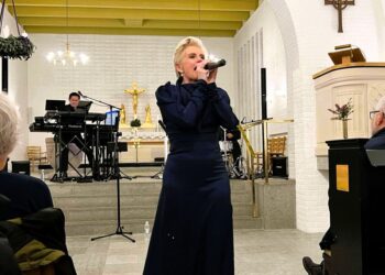 Trine Gadeberg for fuld musikalsk og humoristisk udblæsning ved en uforglemmelig julekoncert i Hirtshals. Foto: Niels Skipper.