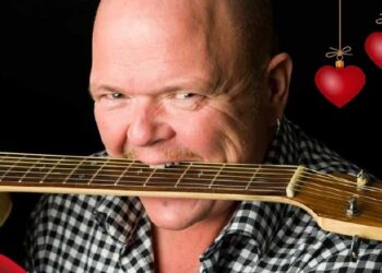 Allan V. Lassen tager en stor bid af julen med til Tversted. Pressefoto