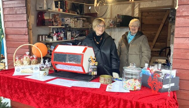 Hanne Norheim og Ruth Knudsen på plads i Soroptimisternes Julehytte ved siden af føtex i Hjørring. Foto: Palle W. Nielsen