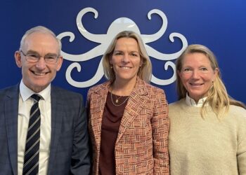 Folketingsmedlem Per Larsen (C), ældreminister Mette Kierkegaard og direktør Vibeke Haaning hos Blæksprutten. Foto: Privat.