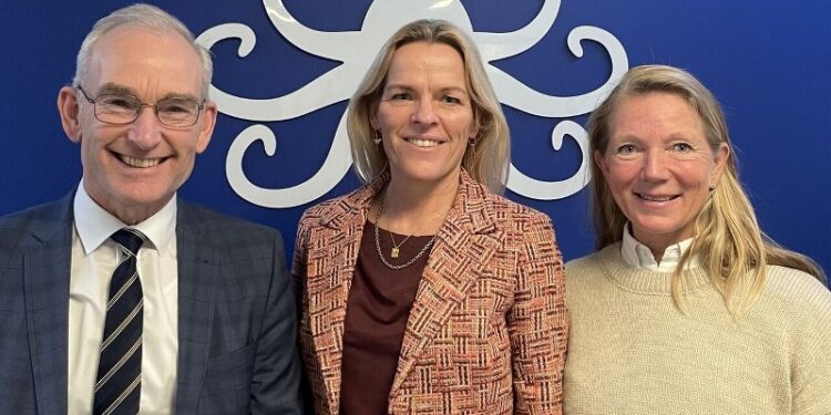 Folketingsmedlem Per Larsen (C), ældreminister Mette Kierkegaard og direktør Vibeke Haaning hos Blæksprutten. Foto: Privat.