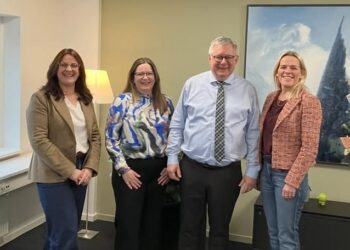 Byrådsmedlem Mette Jensen (C), formand Lone Olsen (V) fra Sundhed, Ældre og Handicapudvalget sammen med borgmester Søren Smalbro (V) og ældreminister Mette Kierkegaard (M). Foto: Hjørring Kommune.