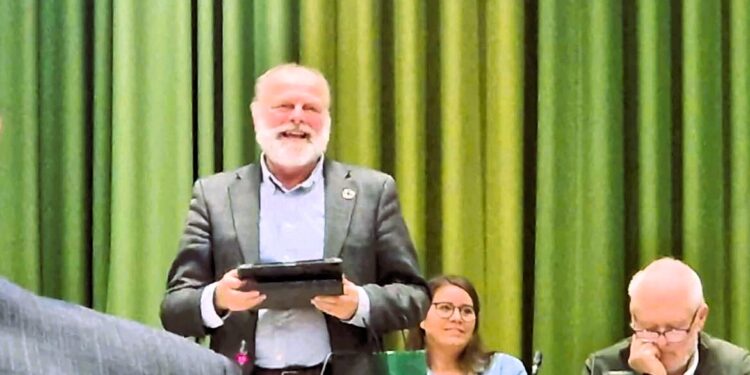 Jørgen Bing takkede i slutningen af januar af som medlem af byrådet for SF. Bag Jørgen Bing ses hans afløser, som var Anette Bæk, der dog senere sprang til Socialdemokratiet. Foto: Privat.