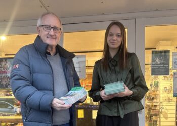 Bogtrykker Per Martensen afleverer det nye bykort til Anne Jensen fra Brinck Isenkram på Nørregade i Hirtshals. Foto: Privat.