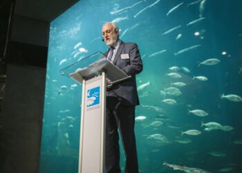 Formand A. Neil Jacobsen fra Erhverv Hjørring ved Nytårskuren 2025 på Nordsøen Oceanarium. Foto: Stoklund Medieproduktion.