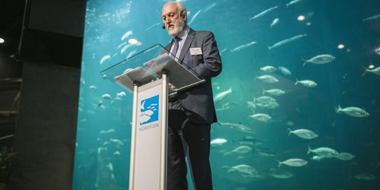 Formand A. Neil Jacobsen fra Erhverv Hjørring ved Nytårskuren 2025 på Nordsøen Oceanarium. Foto: Stoklund Medieproduktion.