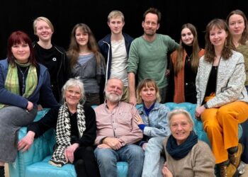 Holdet bag Faderen. Foto: Vendsyssel Teater.