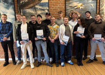 13 af de 16 nyuddannede erhvervsfiskere var taget til Thyborøn for at modtage deres Blå Bevis. Stort tillykke. Foto: Louise Svane Pedersen.