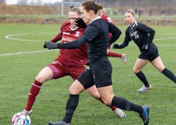 Der blev spillet pænt fodbold og gået til sagen. Her er det Fortuna-veteranen Florentina Olar og bagved Anastasyia
Pobegaylo, der er i kamp med en AGF ‘er. Foto: Bente Poder.