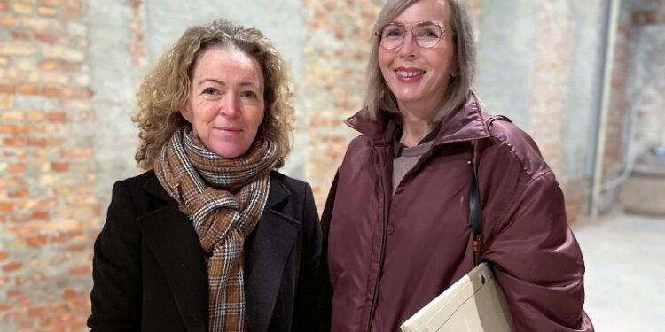 Berit Rasch Larsen og keramiker Helle Fischer. Foto: Frysehuset.