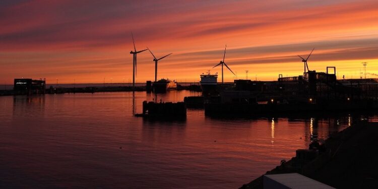 Flot morgensol over havnen. Foto: Hirtshals Havn.