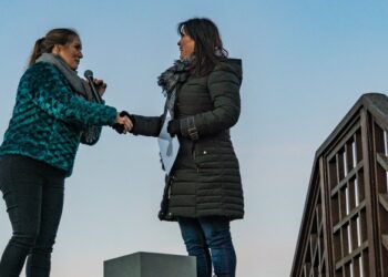 Gry Bruun Nielsen overrækker Henriette Roden Münster retten til at placere jubilæumssten nummer 1 ved byjubilæet i Hirtshals i 2019. Foto: Torben Elling.