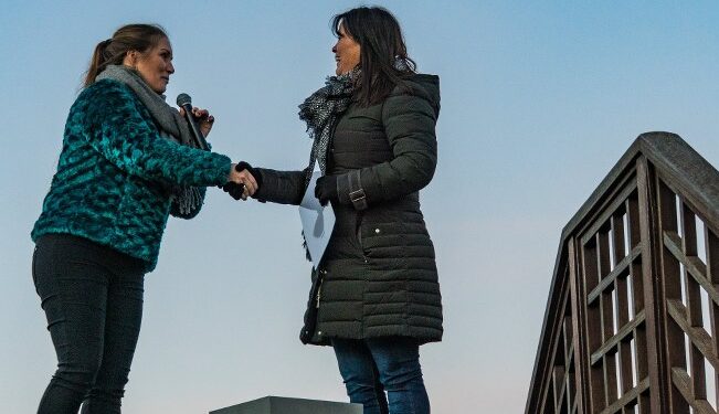 Gry Bruun Nielsen overrækker Henriette Roden Münster retten til at placere jubilæumssten nummer 1 ved byjubilæet i Hirtshals i 2019. Foto: Torben Elling.