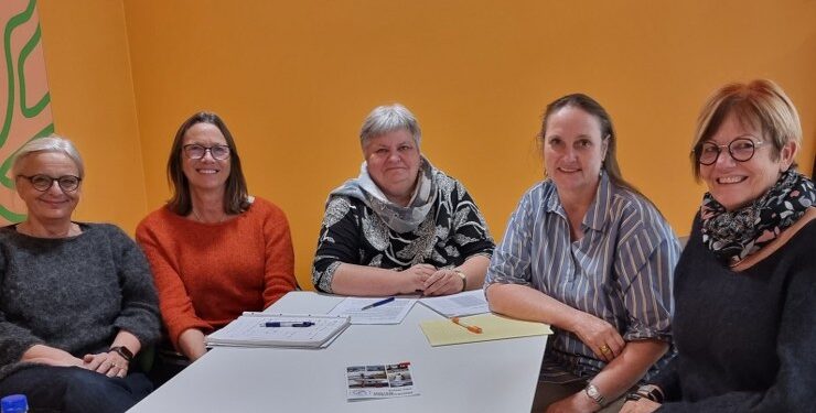 Hjørring Folkeuniversitets komité er fra venstre Anne Fonnesbech, Inge Reenberg, Helle Bæk Nielsen, Charlotte K. Velling og Anni Stilling. Privatfoto