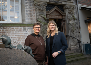 Ulla Magersholt og Camilla Vinther foran Nordjyske Bank i Hjørring.