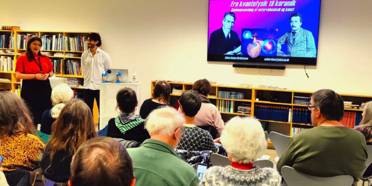 Anne Sofie Jordt introducerer aftenens foredrager… Foto: Elling.