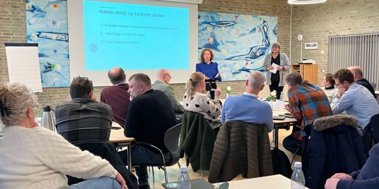 Konsulent Juliane Christiansen (tv) og skolechef Anette Nedermark.