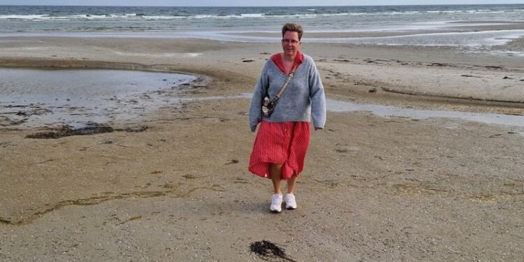 Laila på stranden. Foto: Privat.