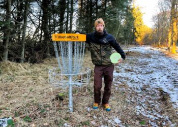 Nicolai Berg ved en af kurvene på Hirtshals Disc Golf Bane. Foto: Niels Skipper.