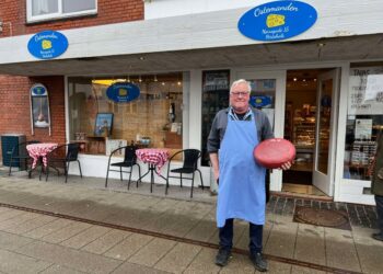 Poul Nimand er klar med de godt og vel 10 kg. tunge Ostemanden i Nørregade. Foto: Niels Skipper.