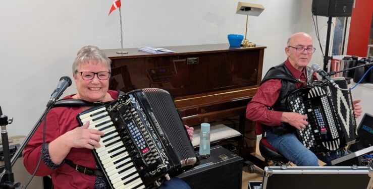 Duoen Lonnie og Bent er et sikkert hit, når Dame- og Herreklubben inviterer til fællessang.