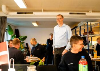 Havnedirektør Per Nørgaard ses her i de midlertidige lokaler, som benyttes, mens havnekontoret klimasikres og udvides på Hirtshals Havn. Foto: Arkiv.