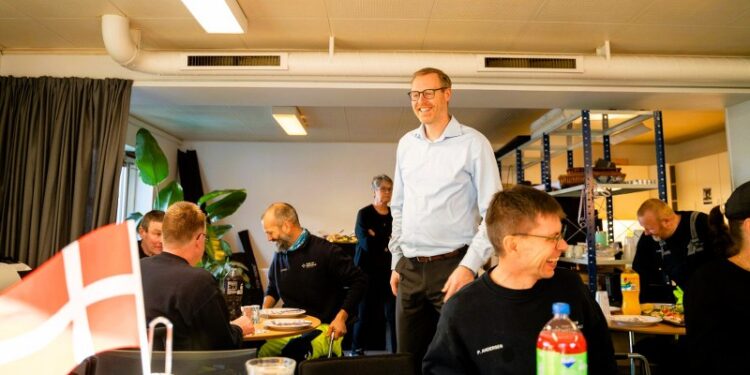 Havnedirektør Per Nørgaard ses her i de midlertidige lokaler, som benyttes, mens havnekontoret klimasikres og udvides på Hirtshals Havn. Foto: Arkiv.