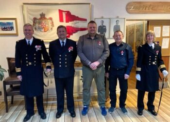 Peter Svendsen ses her som nummer 2 fra højre ved medaljeoverrækkelsen på Flådestation Frederikshavn. Foto: Privat.