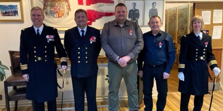 Peter Svendsen ses her som nummer 2 fra højre ved medaljeoverrækkelsen på Flådestation Frederikshavn. Foto: Privat.