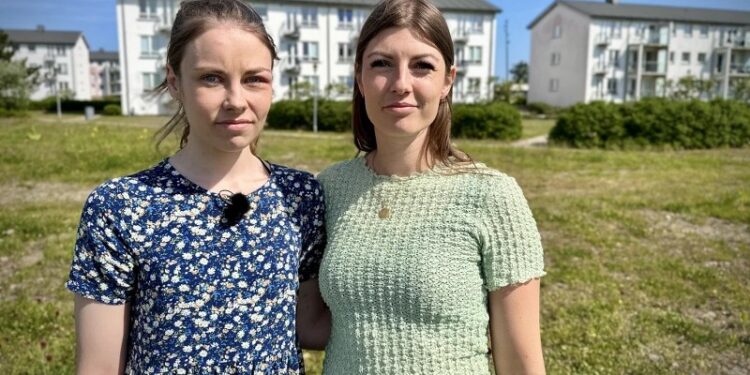 Nanna og Michelle Røge ved boligblokkene med barndomshjemmet i Hirtshals. . Foto: Josefine Blicher Brader / TV2 Nord.