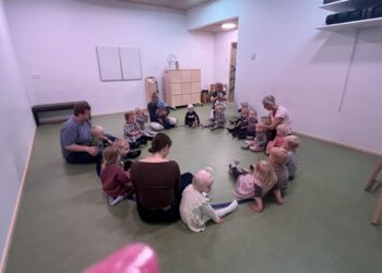 Der synges hos Børnehuset i Vrå. Foto: Privat.