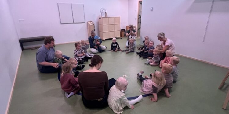 Der synges hos Børnehuset i Vrå. Foto: Privat.