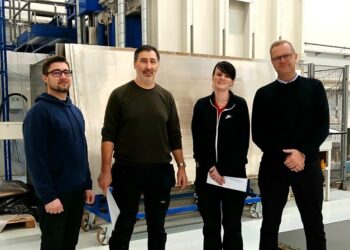 På billedet ses fra venstre Lucian Plamadeala (Scanfiber Composites A/S), Ciprian Afilipoaei, Marta Szmydkowska, Morten Koch (Production Manager, CPO, Scanfiber Composites A/S). Anna Slawinska (Scanfiber Composites A/S) er fraværende. Foto: Trine Louise Norwell Larsen.