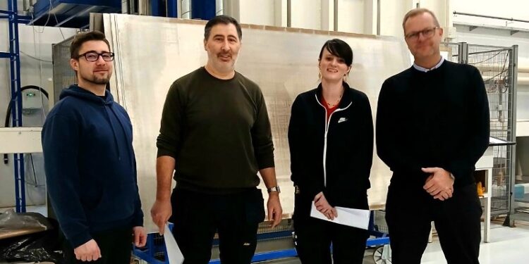 På billedet ses fra venstre Lucian Plamadeala (Scanfiber Composites A/S), Ciprian Afilipoaei, Marta Szmydkowska, Morten Koch (Production Manager, CPO, Scanfiber Composites A/S). Anna Slawinska (Scanfiber Composites A/S) er fraværende. Foto: Trine Louise Norwell Larsen.