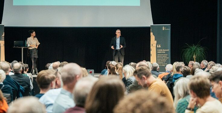 Aftenens vært, Sisse Fisker, på scenen i Vrå med Per Hansen fra Nordnet. Pressefoto