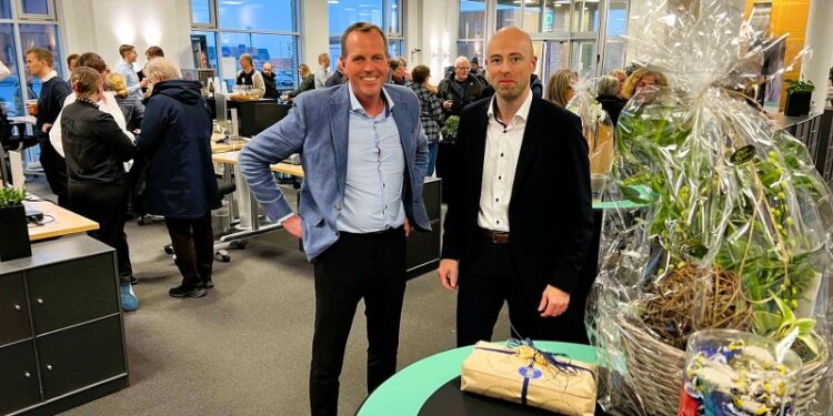 Store smil hos René Jensen og Casper Nødgaard, som er afdelingsdirektører for henholdsvis private og erhverv hos Sparekassen Danmark i Hirtshals. Foto: Niels Skipper.