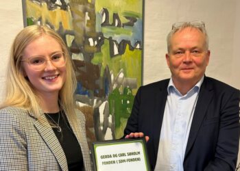 Formand for fonden, advokat Palle Møller Jørgensen overrækker legatet til Julie Stride. Hendes kæreste Victor var desværre forhindret. Foto: Sparekassen Danmark.